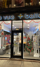 La vitrine de la boutique illuminée