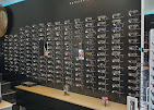 Le mur de montures de la boutique