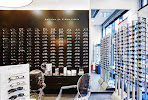 L'intérieur lumineux de la boutique et son mur de montures